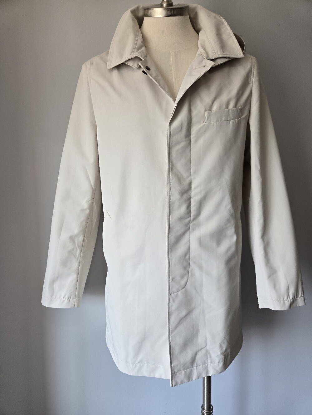 Horst New With Tags Lightweight Cream Overcoat/ Raincoat. Size 40